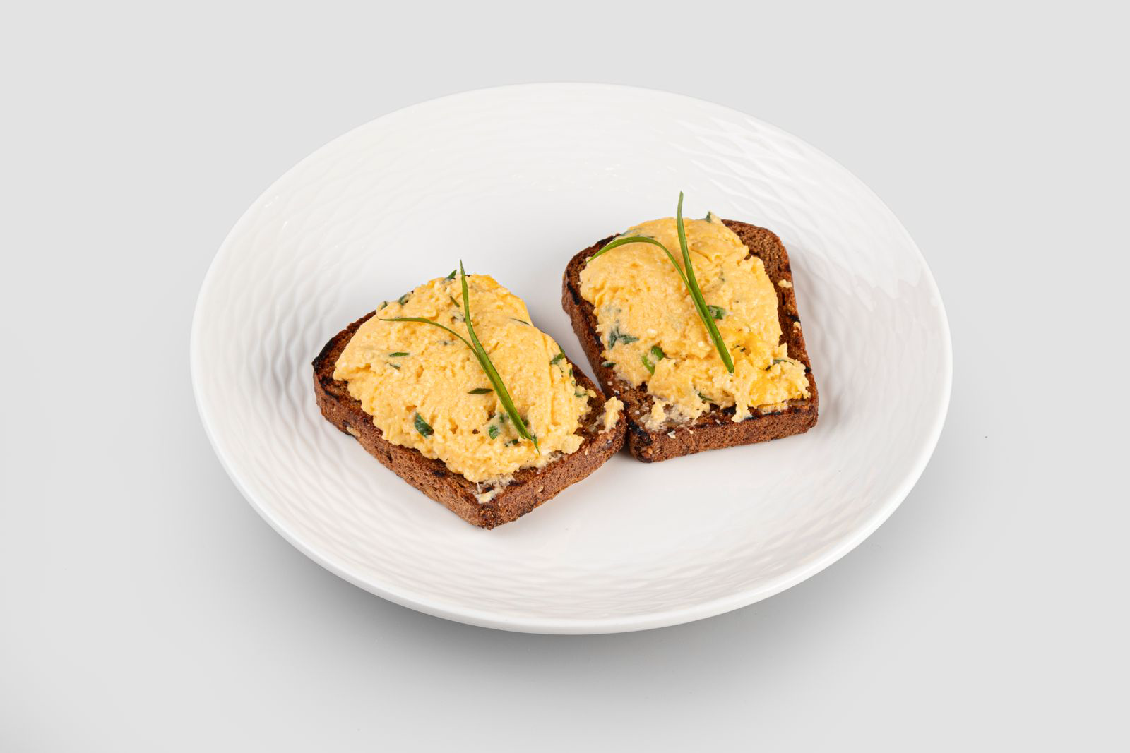 Скрембл на бородинском тосте 